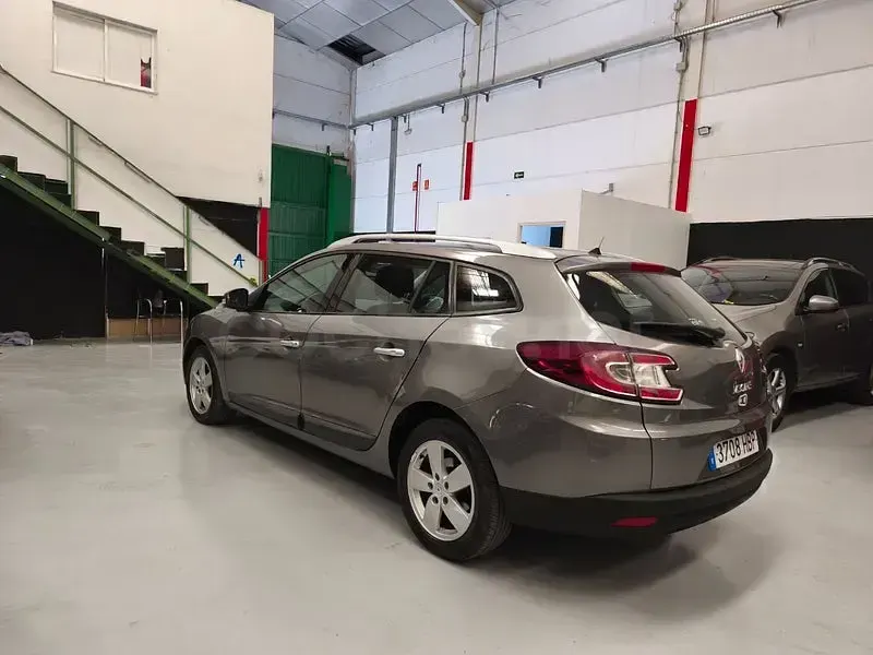 Usado Renault Mégane GrandTour Dynamique 110 CV (80 kW) 2011 Gris / plata Familiar