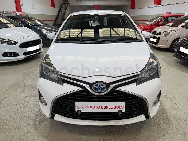 Usado Toyota Yaris Hybrid Active 100 CV (73 kW) 2015 Blanco Berlina