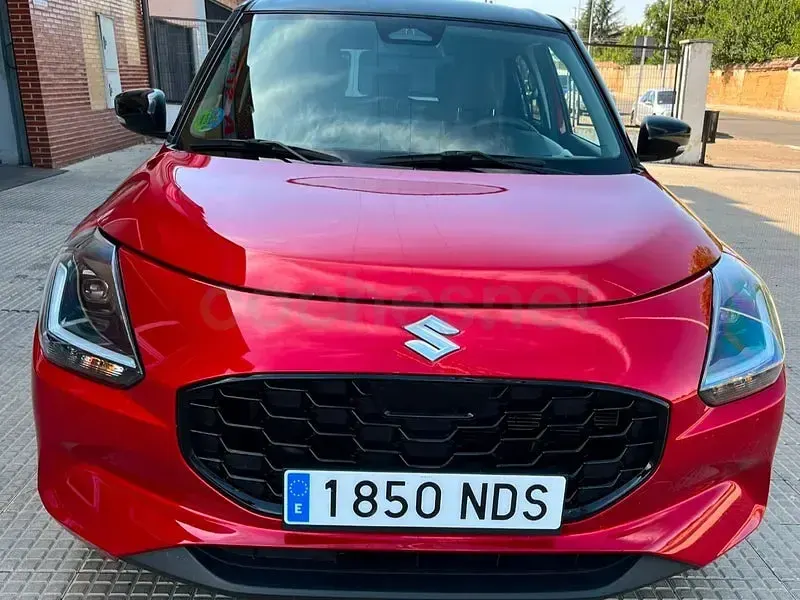 Usado Suzuki Swift 83 CV (61 kW) 2025 Rojo Utilitario
