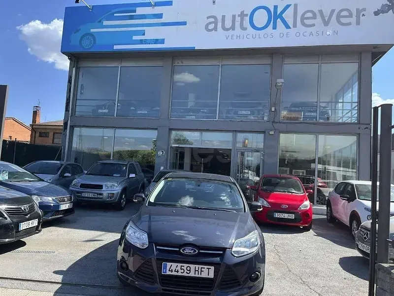 Usado Ford Focus Trend 105 CV (77 kW) 2011 Gris / plata Berlina
