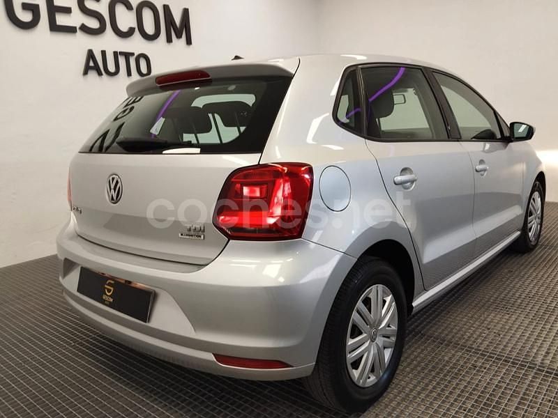 Usado VW Polo Advance 75 CV (55 kW) 2015 Gris / plata Berlina