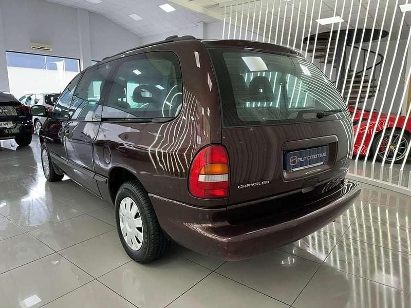 Usado Chrysler Voyager 150 CV (110 kW) 2002 Burdeos Monovolumen