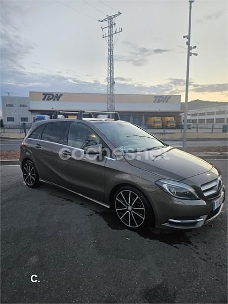 Usado Mercedes B180 109 CV (80 kW) 2013 Marrón Utilitario