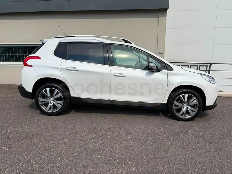 Usado Peugeot 2008 Allure 120 CV (88 kW) 2015 Blanco SUV