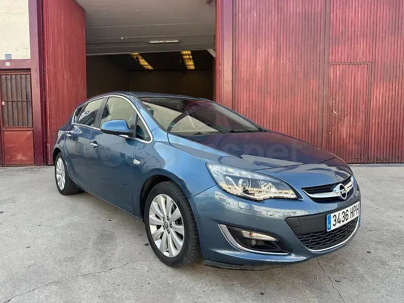 Usado Opel Astra Excellence 140 CV (102 kW) 2013 Azul Berlina