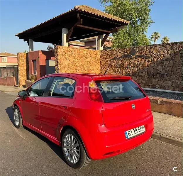 Usado Fiat Punto Dynamic 90 CV (66 kW) 2009 Rojo Utilitario