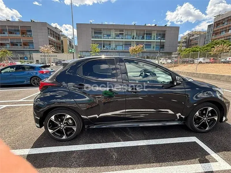 Usado Toyota Yaris Hybrid Plus 116 CV (85 kW) 2025 Negro Berlina
