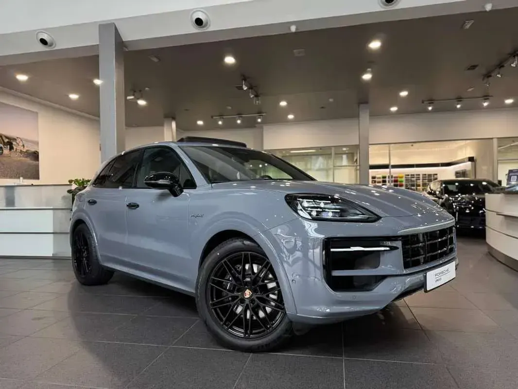 Usado Porsche Cayenne Black Edition 470 CV (345 kW) 2026 Gris SUV