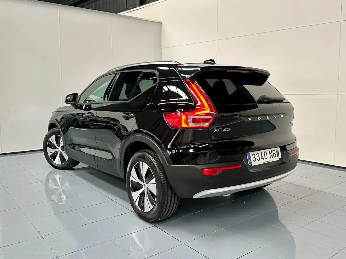 Usado Volvo XC40 Core 163 HP (119 kW) 2025 Preto SUV