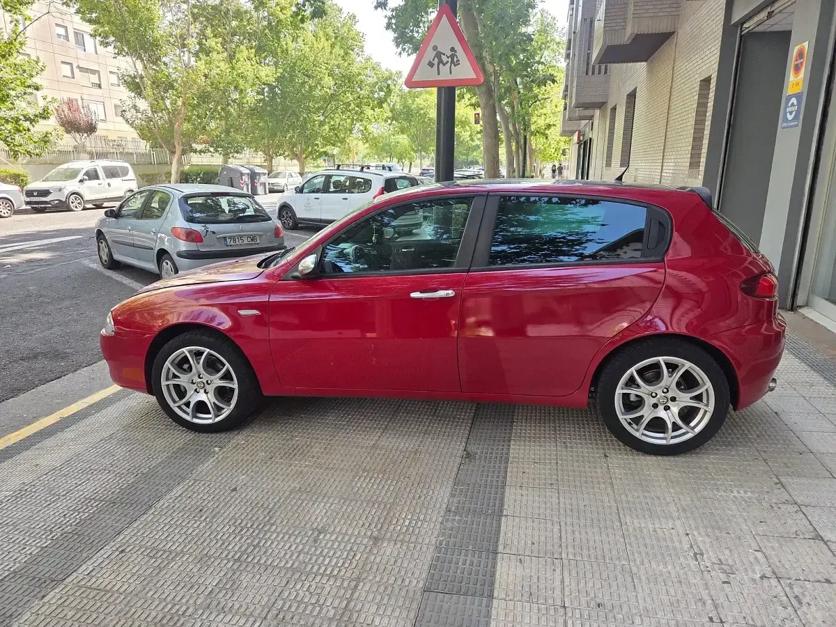 Usado Alfa Romeo 147 Distinctive 105 CV (77 kW) 2008 Rojo Utilitario