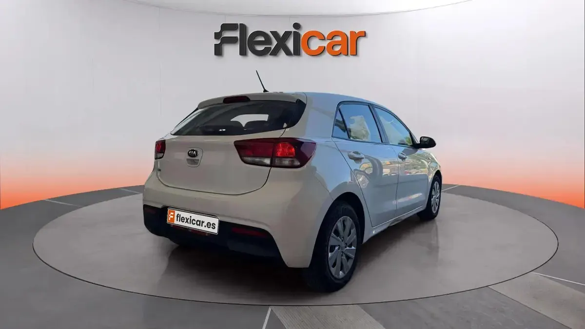 Usado Kia Rio 84 CV (61 kW) 2017 Blanco Berlina