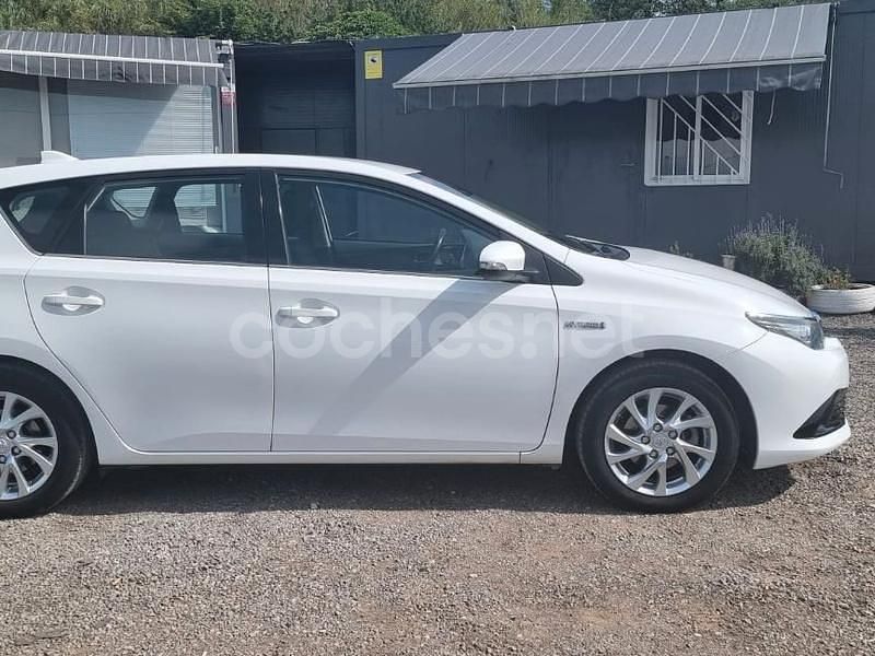 Usado Toyota Auris Hybrid Active 136 CV (100 kW) 2016 Blanco Berlina