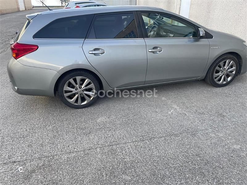 Usado Toyota Auris Hybrid Advance 136 CV (100 kW) 2015 Gris / plata Familiar