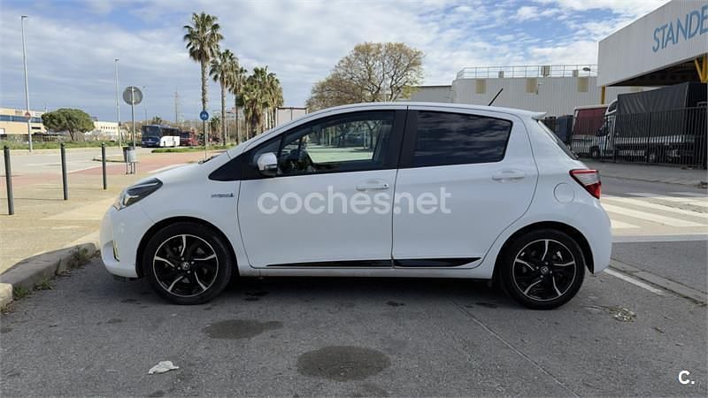 Usado Toyota Yaris Hybrid 100 CV (73 kW) 2018 Blanco Berlina