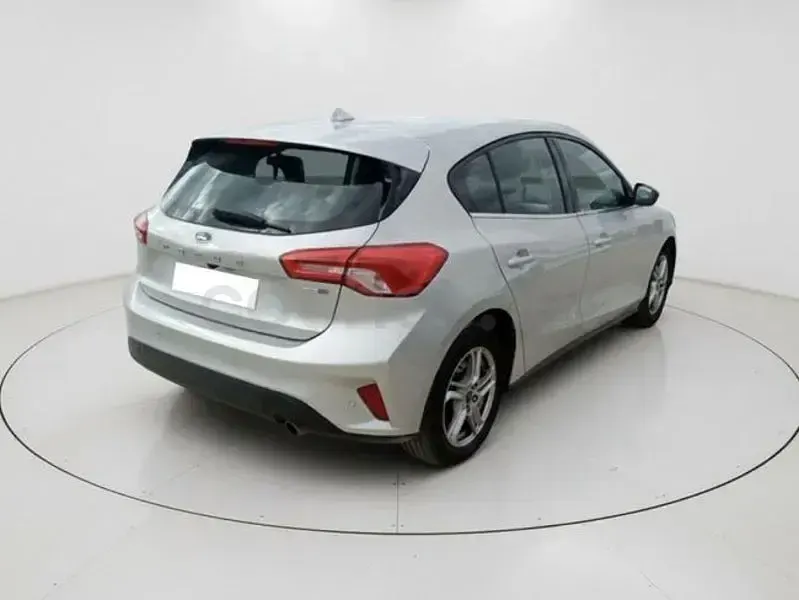 Usado Ford Focus Trend 125 CV (91 kW) 2021 Gris / plata Berlina