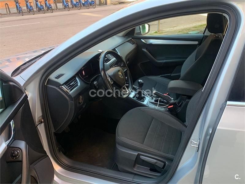 Usado Skoda Octavia Active 115 CV (84 kW) 2020 Gris / plata Familiar