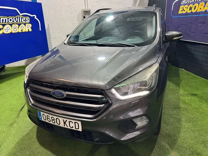 Usado Ford Kuga ST-Line 150 CV (110 kW) 2017 Gris / plata SUV
