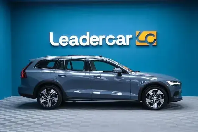 Usado Volvo V60 CC Pro 197 CV (144 kW) 2022 Gris / plata Familiar