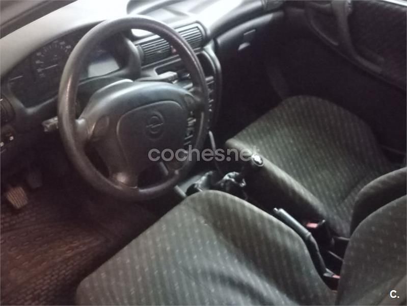 Usado Opel Astra 68 CV (50 kW) 1997 Gris / plata Familiar