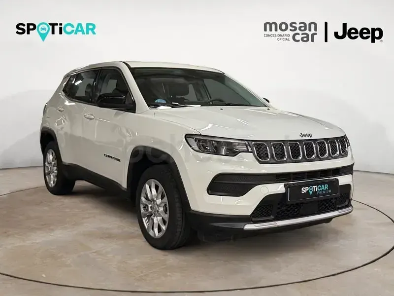 Usado Jeep Compass Altitude 130 CV (95 kW) 2025 Blanco SUV