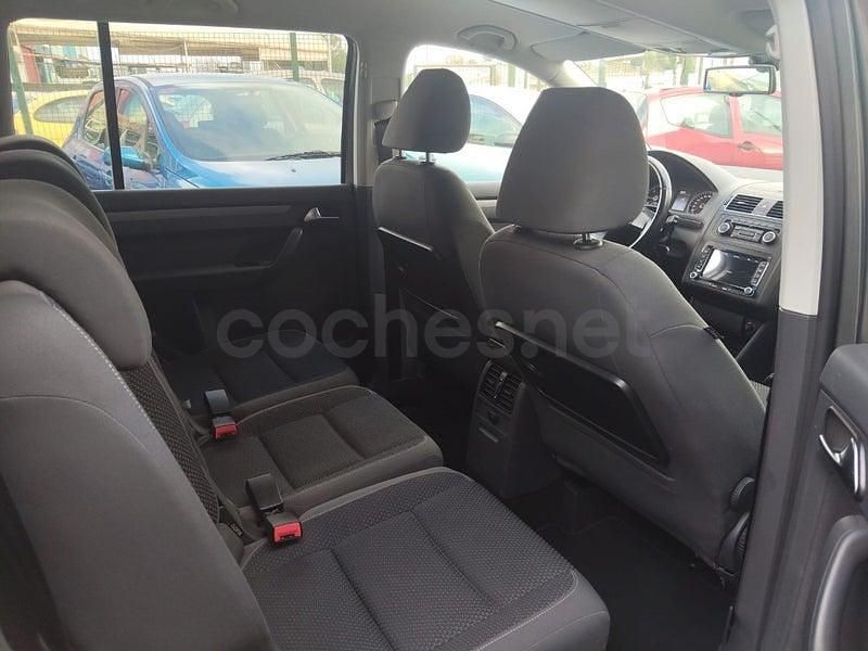 Usado VW Touran Sport 140 CV (102 kW) 2011 Gris / plata Monovolumen