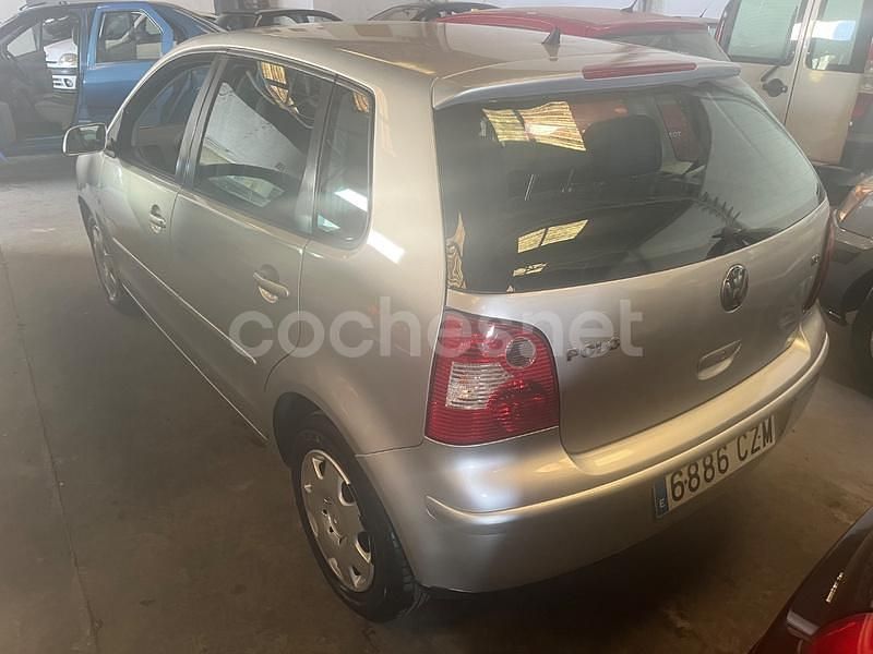 Usado VW Polo Match 75 CV (55 kW) 2004 Gris / plata Berlina