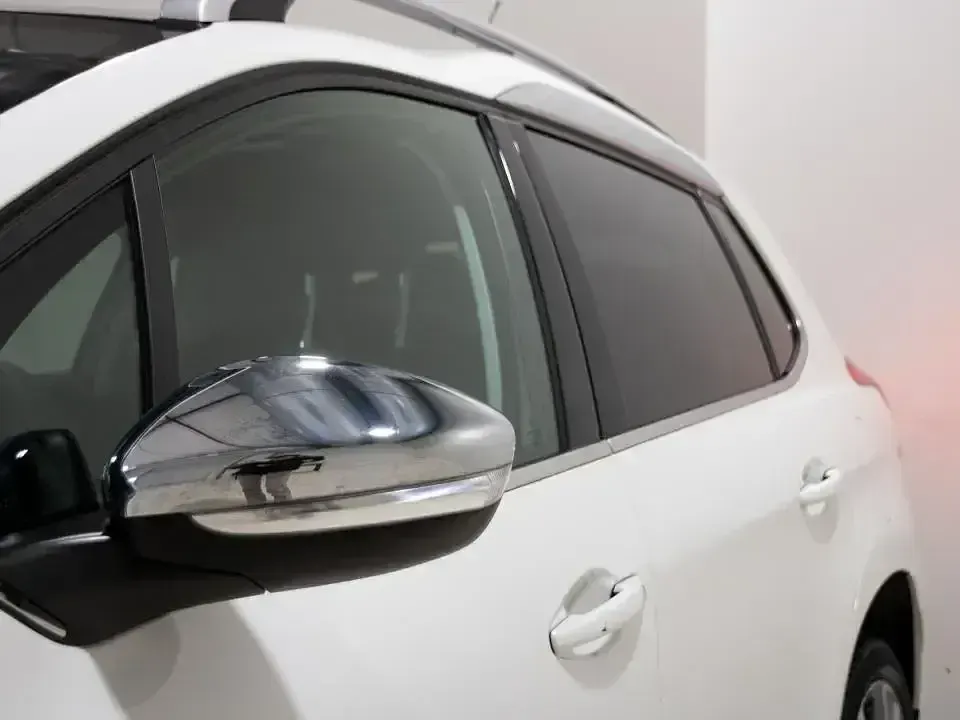 Usado Peugeot 2008 Allure 120 CV (88 kW) 2015 Blanco SUV