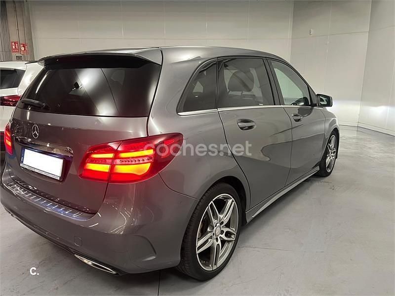 Usado Mercedes B180 AMG line 109 CV (80 kW) 2016 Gris / plata Monovolumen