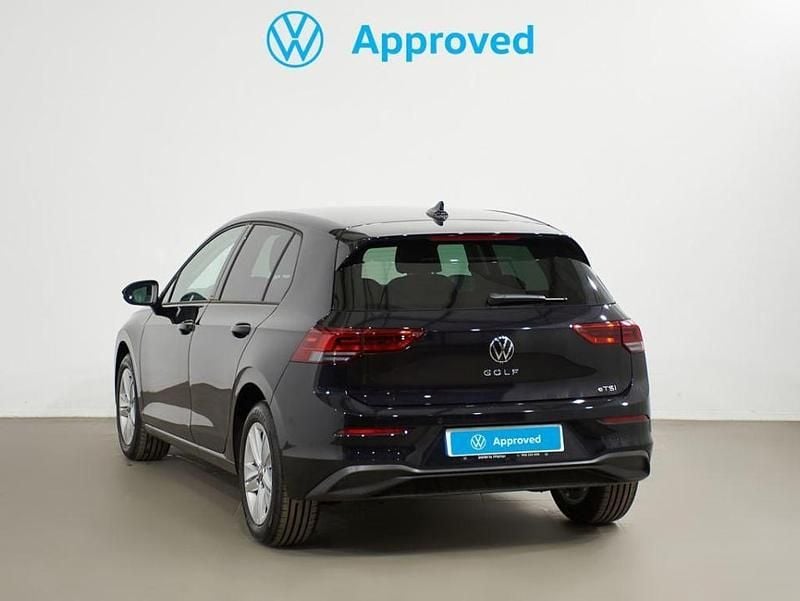 Usado VW Golf VIII Life 110 CV (80 kW) 2023 Negro profundo (efecto perla) Berlina