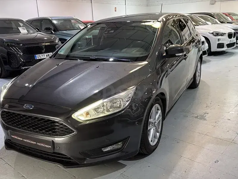 Usado Ford Focus Trend 120 CV (88 kW) 2017 Gris / plata Familiar
