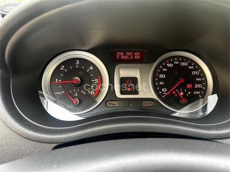 Usado Renault Clio II Rip Curl 70 CV (51 kW) 2007 Gris / plata Berlina