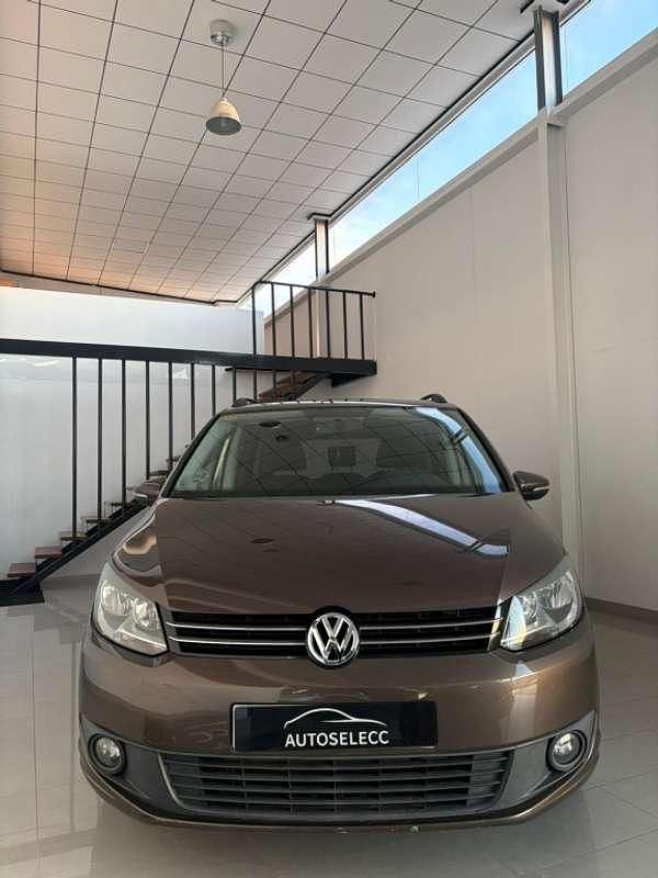 Usado VW Touran Advance 105 CV (77 kW) 2014 Marrón Monovolumen