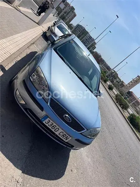 Usado Ford Mondeo Ghia 130 CV (95 kW) 2004 Azul Familiar