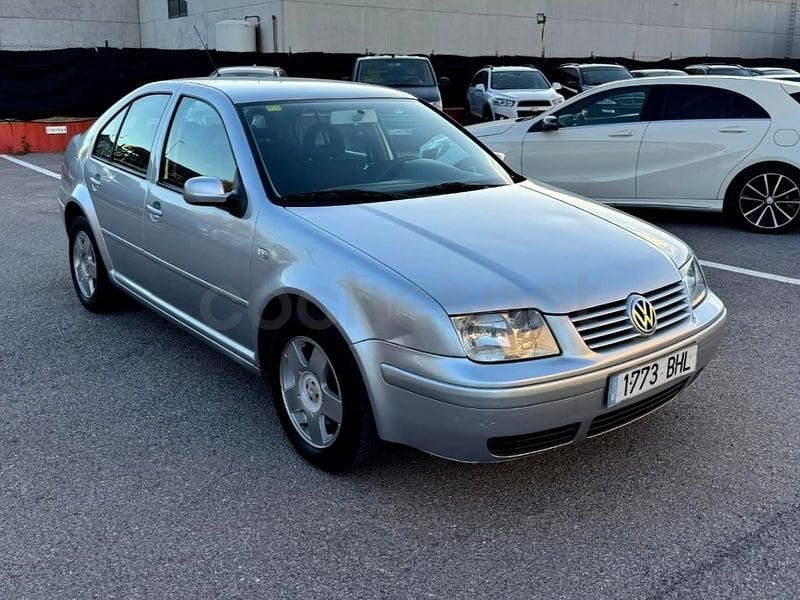 Usado VW Bora Trendline 110 CV (80 kW) 2001 Gris / plata Berlina