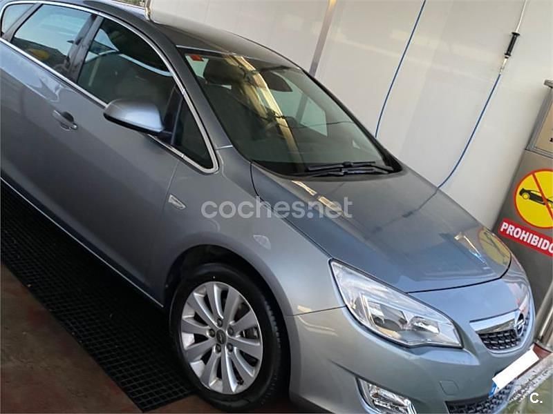Usado Opel Astra Excellence 110 HP (80 kW) 2012 Cinzento Sedan