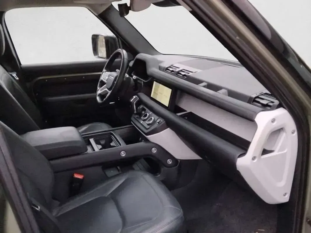 Używany Land Rover Defender S 249 KM (183 kW) 2024 Zielony SUV