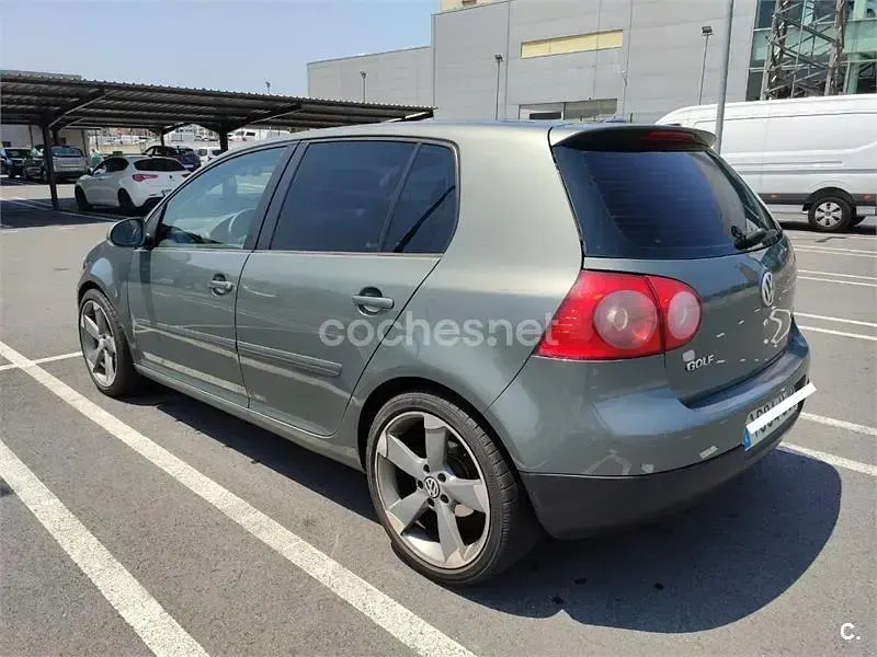Usado VW Golf IV Trendline 105 CV (77 kW) 2005 Gris / plata Berlina