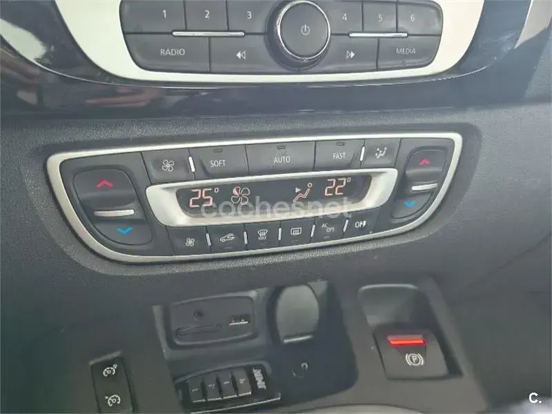 Usado Renault Scenic E-Tech Bose Edition 110 CV (80 kW) 2015 Negro Monovolumen