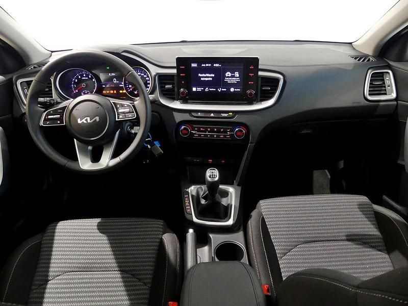 Usado Kia Ceed 120 CV (88 kW) 2023 Negro Utilitario