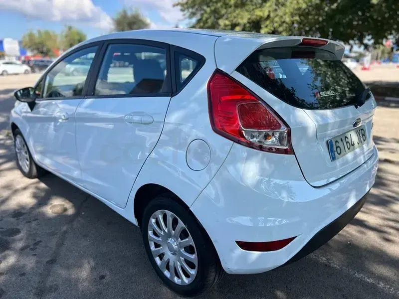 Usado Ford Fiesta Trend 75 CV (55 kW) 2017 Blanco Utilitario