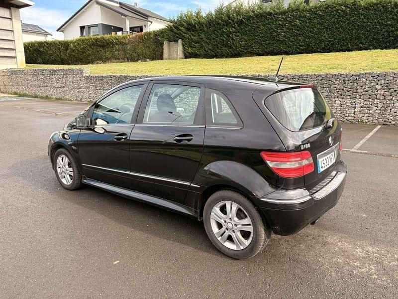 Usado Mercedes A180 109 CV (80 kW) 2011 Negro Utilitario