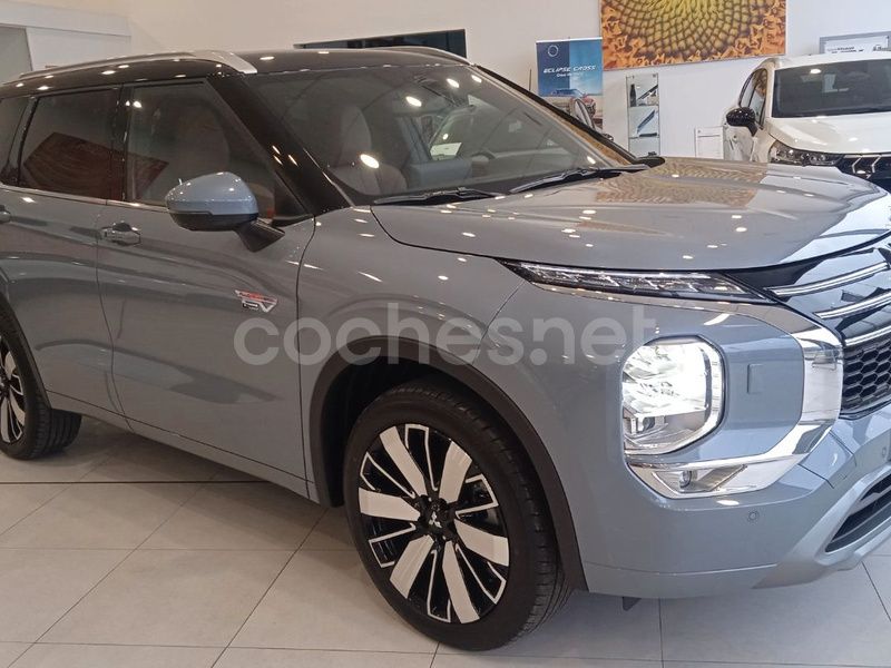 Gris / plata Nuevo 2025 Mitsubishi Outlander P-HEV Edition SUV | 57.800 € - Imagen 1/4