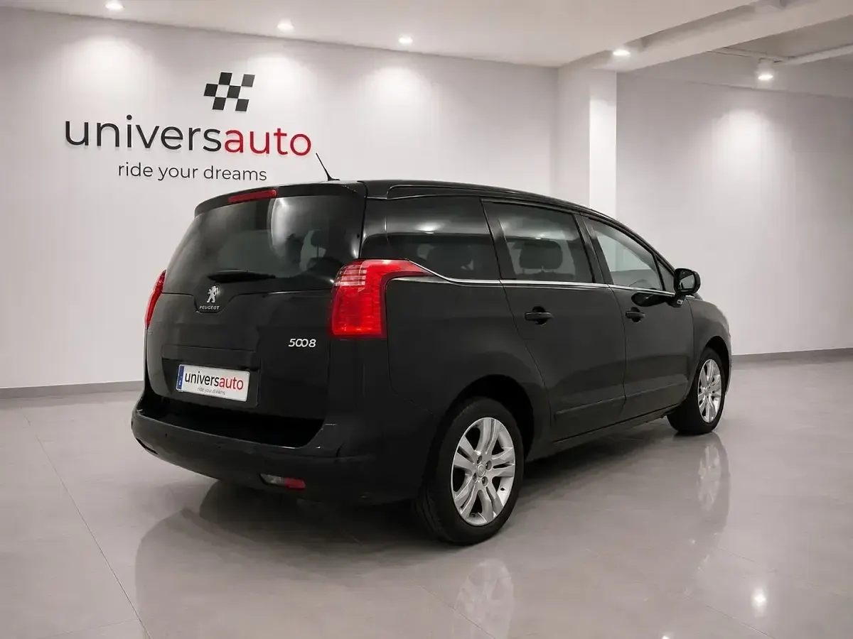 Usado Peugeot 5008 Allure 115 CV (84 kW) 2014 Negro Monovolumen