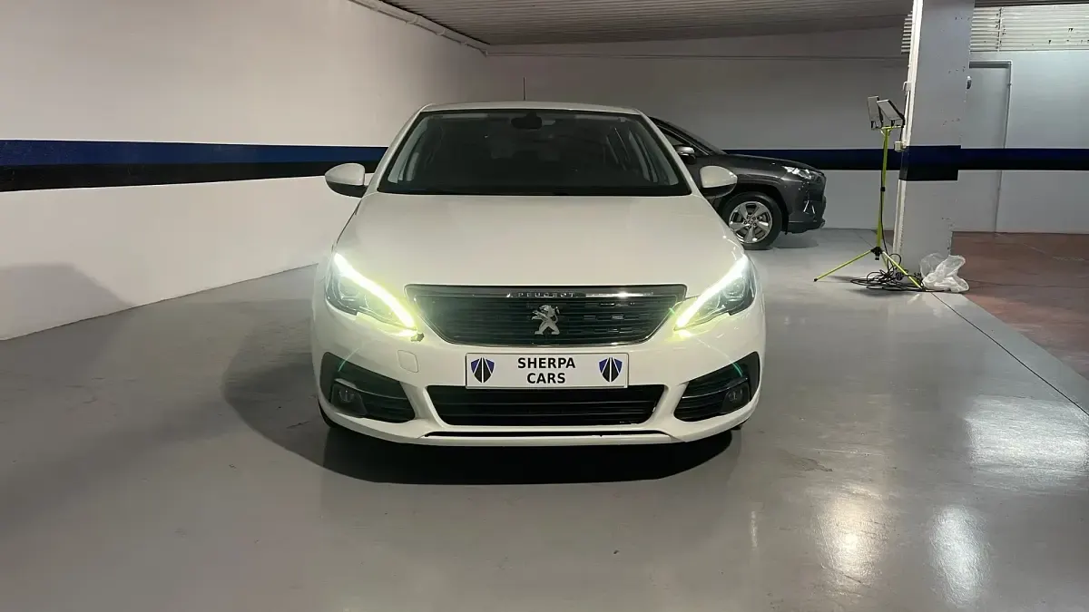 Usado Peugeot 308 Active 130 CV (95 kW) 2021 Blanco Berlina