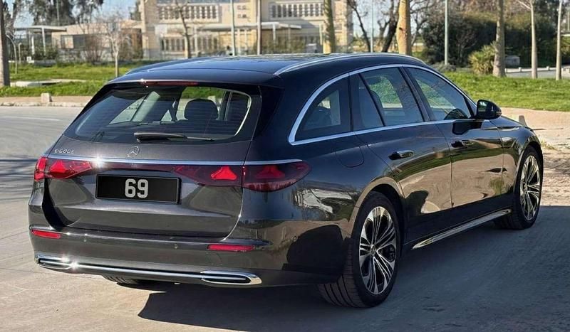 Usado Mercedes E300 313 CV (230 kW) 2024 Gris Familiar