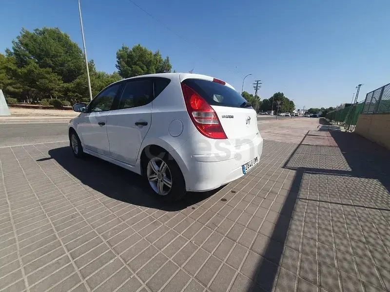 Usado Hyundai i30 Classic 90 CV (66 kW) 2010 Blanco Berlina