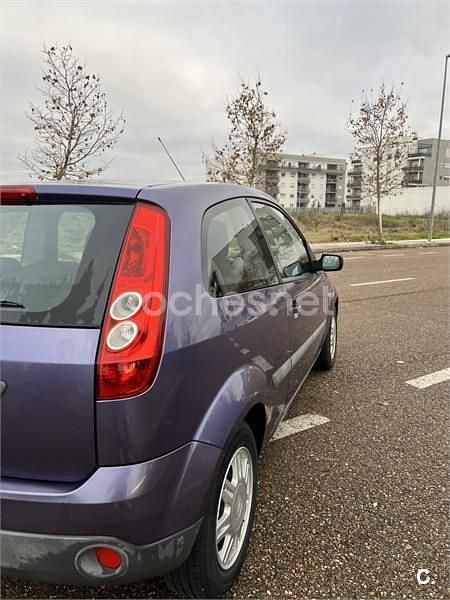 Violeta / lila Usado 2007 Ford Fiesta Ambiente Coupe | 3500 € (Precio justo) - Imagen 1/4