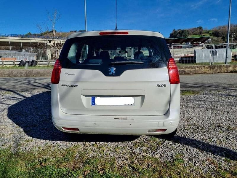 Usado Peugeot 5008 Allure 150 CV (110 kW) 2011 Blanco Monovolumen