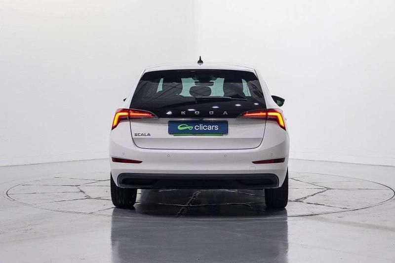 Usado Skoda Scala Selection 116 CV (85 kW) 2023 Blanco Utilitario