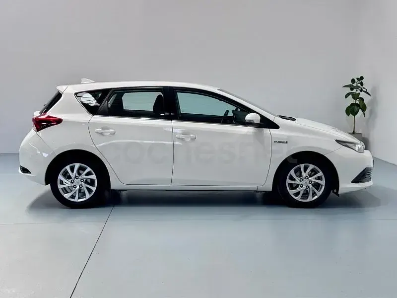 Usado Toyota Auris Hybrid Active 136 CV (100 kW) 2016 Blanco Berlina